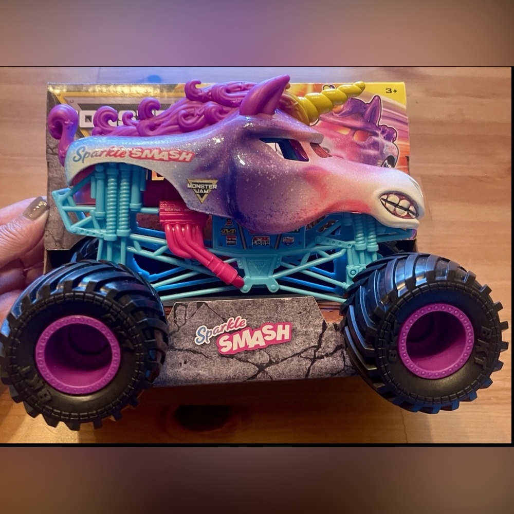 SPIN MASTER MONSTER JAM 2025 TRUCK 1/24 DIECAST SPARKLE SMASH SERIES 26